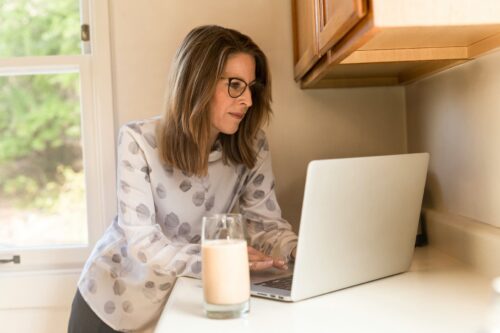 Interne mobiliteit stimuleren - vrouw kijkt op laptop