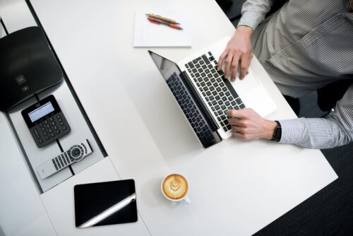 Employer branding - man werken laptop