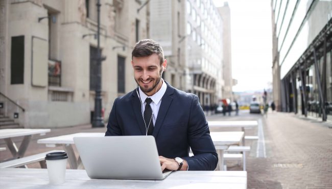 Video interviews man werkt op laptop